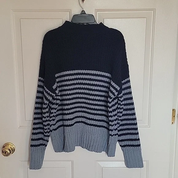 Wonderly women's long sleeved Mockneck Sweater. Blue, medium, NWT. - Picture 3 of 9